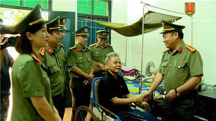 Police in Bac Ninh carry out meaningful activities toward wounded soldiers