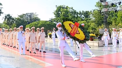 MPS leaders pay tribute to President Ho Chi Minh, war martyrs