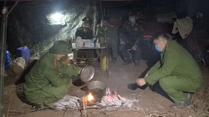 Local police in Son La brave difficulties while guarding at medical checkpoints on high mounts