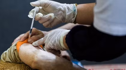 Hanoi conducts home Covid vaccination for elderly