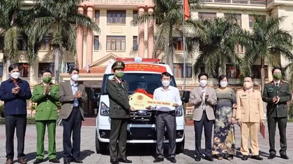 Minister of Public Security presents ambulance to Lai Chau province