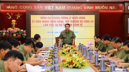 Deputy Minister Le Quoc Hung works at Security Guard Command