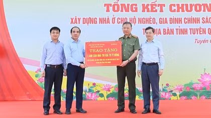 Ministry of Public Security closes program of building 1,400 houses for the poor in Tuyen Quang
