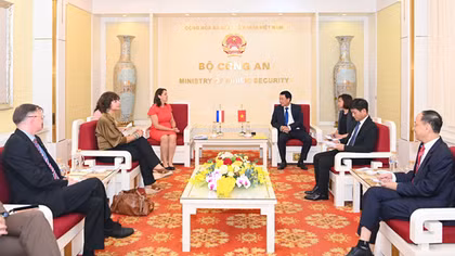 Deputy Minister Le Quoc Hung host meeting with Dutch ambassador