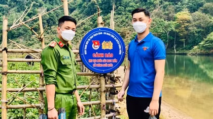 Nghe An police officers make traffic signs from old automotive tires
