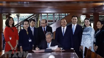 President Nguyen Xuan Phuc and UN Chief António Guterres visit President Ho Chi Minh's Stilt House