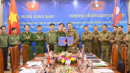 Vietnamese and Lao police forces ensure order security along shared borderline