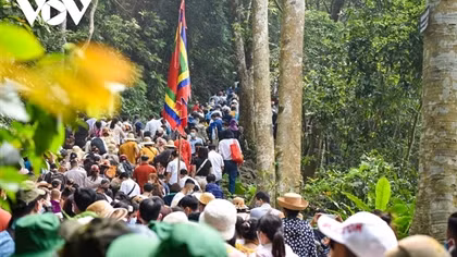 Thousands of people visit Hung Kings Temple relic site