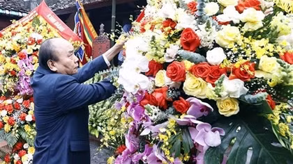 President offers incense in tribute to forebears in Nghe An