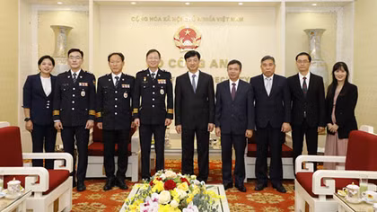 Deputy Minister Nguyen Duy Ngoc receives Korean National Police delegation