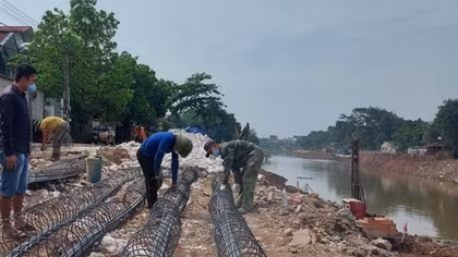 Hanoi seeks solutions to prevent riverbank landslides