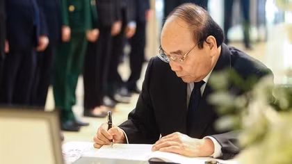 Vietnamese leaders pay tribute to late Japanese PM Shinzo Abe