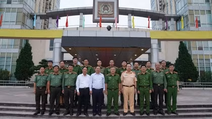 Deputy Minister Nguyen Van Long inspects Hoa Binh Provincial Police Department