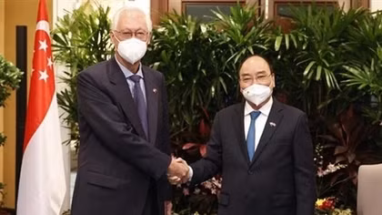 President Phuc meets Singapore’s former PM, senior minister