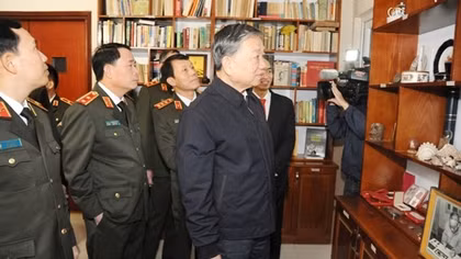 Minister To Lam visits family of late Deputy Minister Nguyen Minh Tien