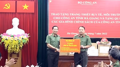 Deputy Minister Le Van Tuyen works with Ha Giang Provincial Police Department