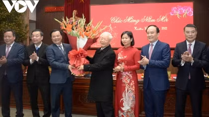 Party leader pays Tet visit to Hanoi Party Committee, administration
