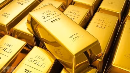 Domestic gold prices climb to new record of VND74 million per tael