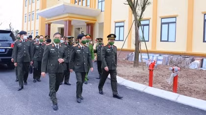 Deputy Minister Nguyen Van Son works with Hung Yen police