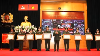 Deputy Minister Le Quoc Hung attends year-end conference of Department of Criminal Records and Archives
