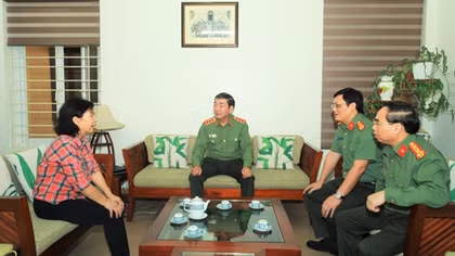 Leaders of the Ministry of Public Security visit senior teachers on Vietnam Teachers' Day