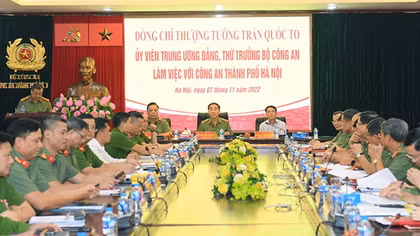 Deputy Minister Tran Quoc To works with Hanoi city police