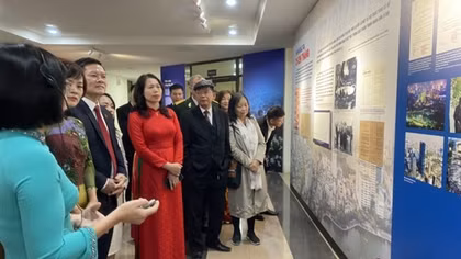 Exhibition marks “Hanoi-Dien Bien Phu in the air” victory