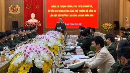 Deputy Minister Tran Quoc To works with PSC 1
