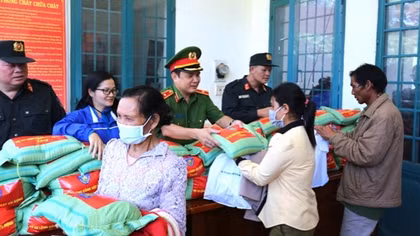 Mobile Police Command presents houses of gratitude to policy families