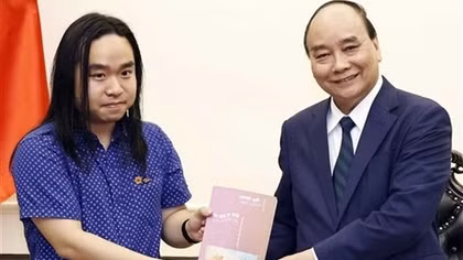 President commends young Vietnamese literature talent