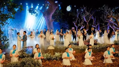 Mass wedding ceremony held for front-line medical staff
