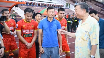 Minister To Lam cheers police football team