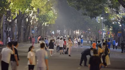 ​Hanoians flock to pedestrian streets