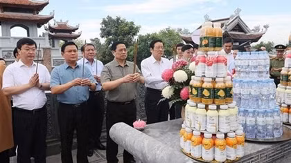 Prime Minister commemorates late President, martyrs in Nghe An