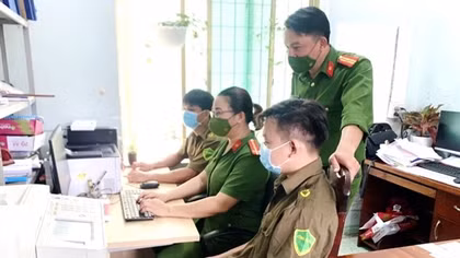 Communal police help local with family reunion