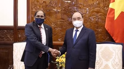 President Phuc hosts Singaporean and Egyptian ambassadors