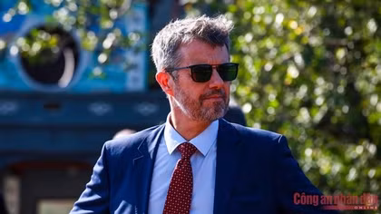 Danish Crown Prince Frederik visits Sword lake