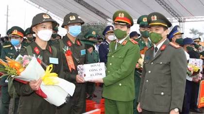 Deputy Minister Le Quoc Hung attends enlistment events in Ha Tinh