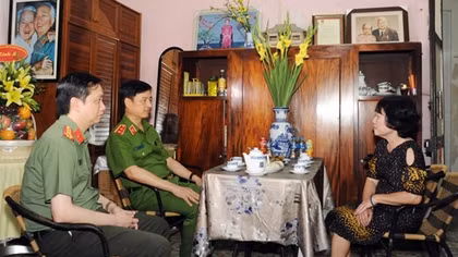 MPS leaders pay tribute to predecessors with great contributions to the forces on Vietnam Teachers' Day