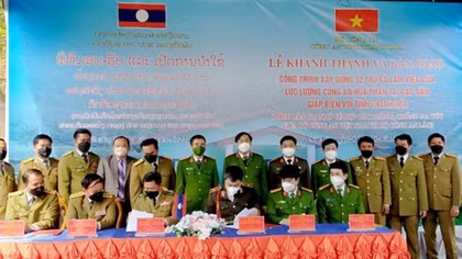 Vietnamese police hand over 32 stations to Laos police