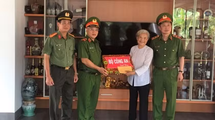 Deputy Minister Nguyen Van Long visits revolutionary contributors