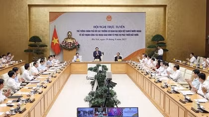 PM chairs teleconference with heads of Vietnamese representative agencies abroad