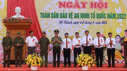 Deputy Minister Le Quoc Hung joins “All People Protecting National Security” Festival in Hoa Binh