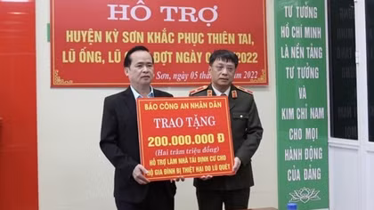 Public Security Newspaper supports flood-hit families in Nghe An