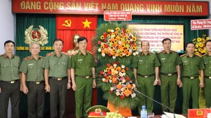 Deputy Minister Nguyen Duy Ngoc meets teaching staff on Vietnamese Teachers’ Day