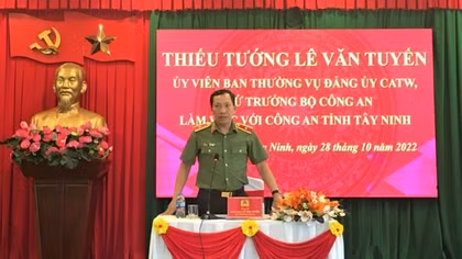 Deputy Minister Le Van Tuyen works with Tay Ninh police