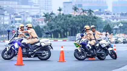 Traffic police officers show off excellent driving skills