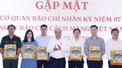President meets representatives of press agencies in HCM City