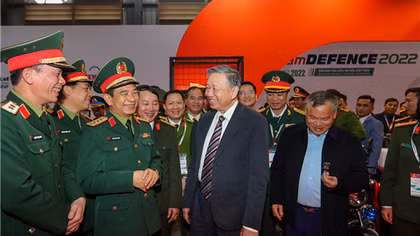 General To Lam and General Phan Van Giang visit 2022 Vietnam International Defense Expo