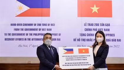 Vietnam donates rice to Philippine typhoon victims
